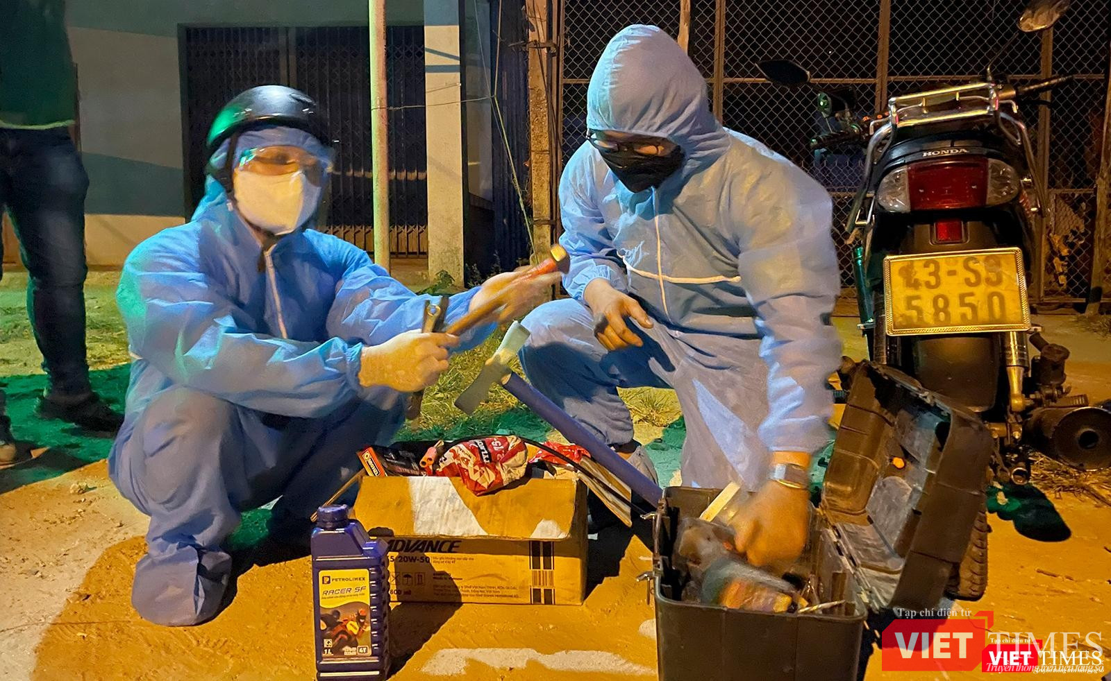 Không chỉ thay dầu máy miễn phí và đội sinh viên còn hỗ trợ người dân nước uống, sữa...