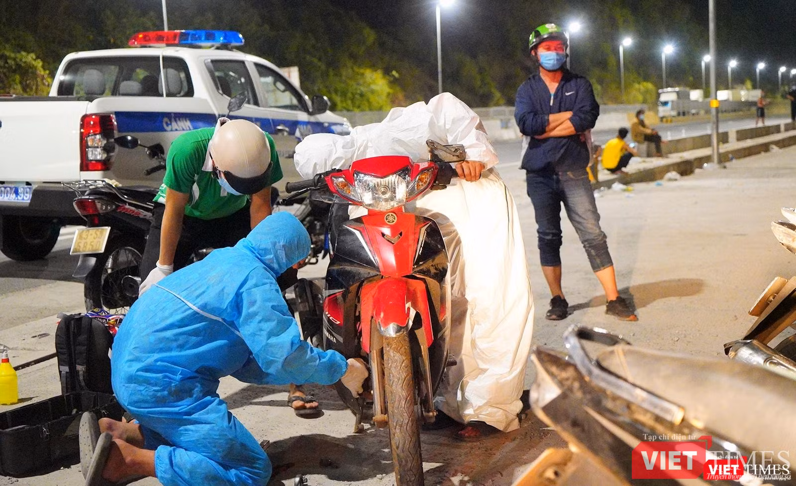 Khi đoàn người được lực lượng CSGT hướng dẫn vào trạm dừng chân cũng là lúc đội sinh viên tình nguyện làm nhiệm vụ bảo dưỡng xe cho người dân