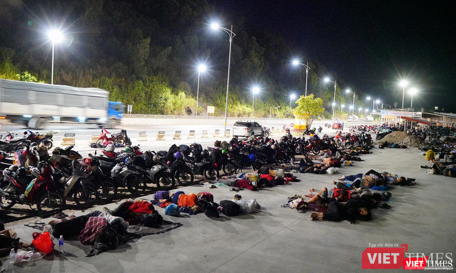 Trong lúc đội tình nguyện bảo dưỡng xe thì người dân tranh thủ ngã giấc sau hành trình dài từ TP HCM về quê