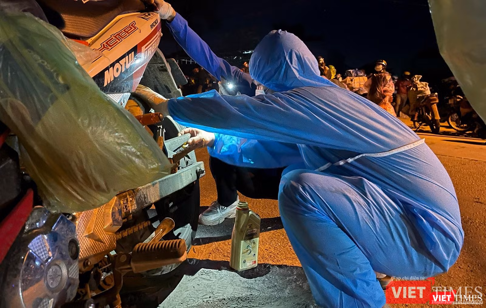 Thay dầu máy, tăng xích...