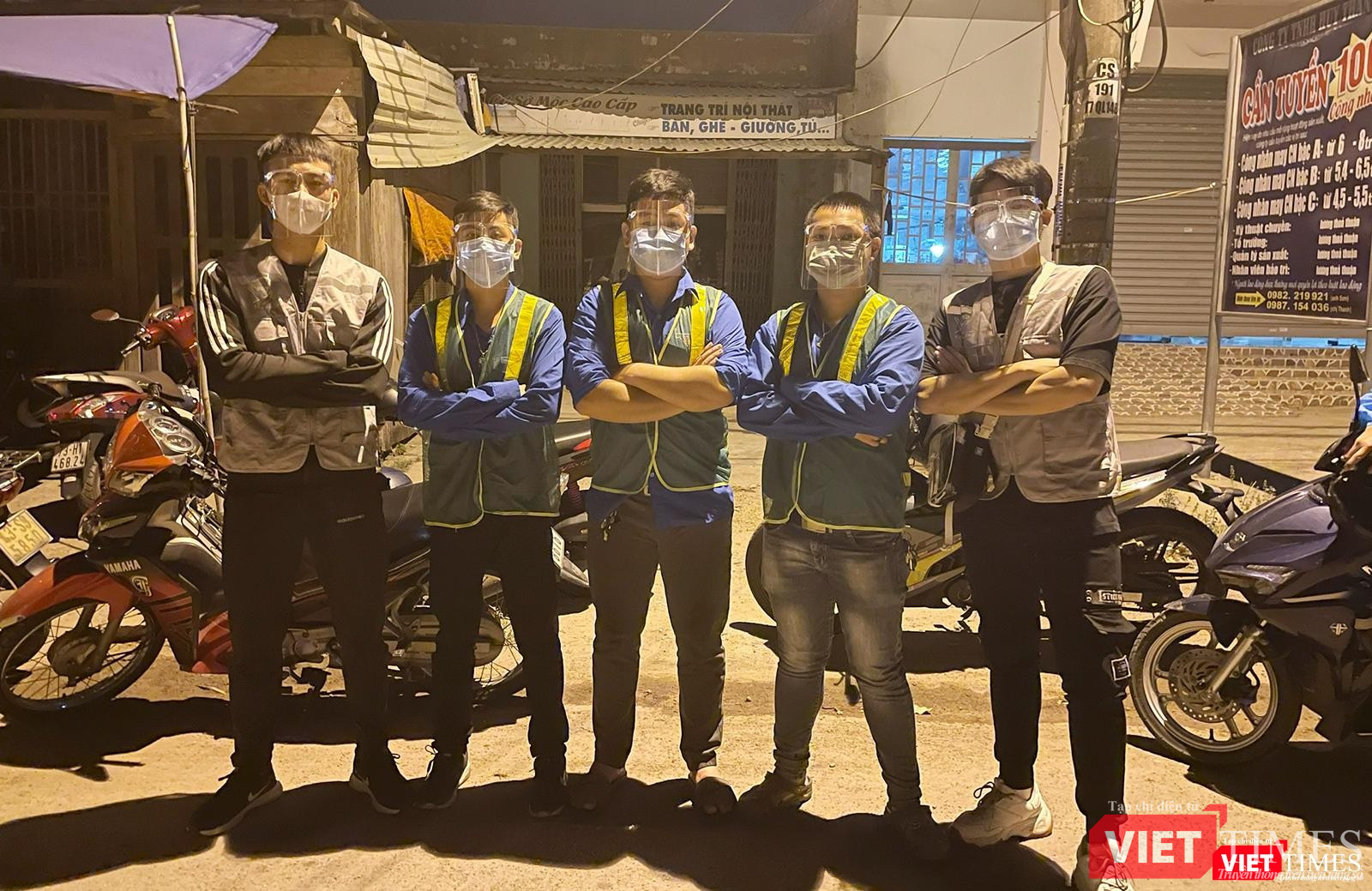 Đội SOS sinh viên ĐH Đông Á chụp ảnh lưu niệm trong khi chờ đoàn xe của người dân đi qua Đà Nẵng để được trợ giúp