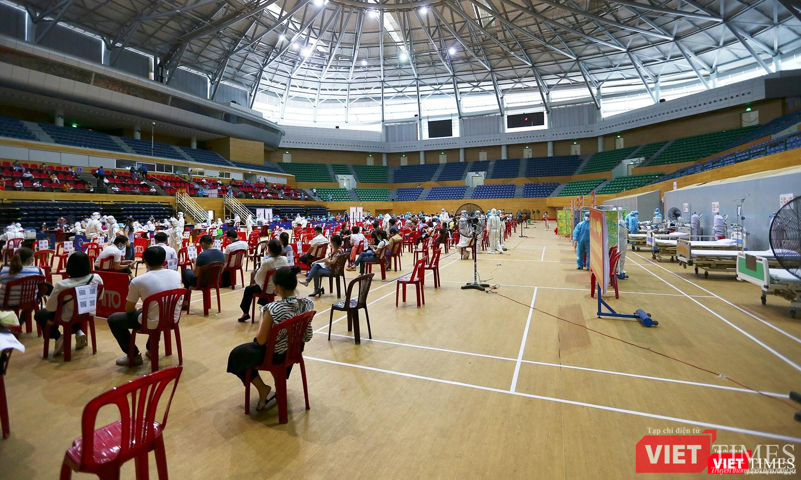 Khu vực theo dõi sức khoẻ ngay phía sau