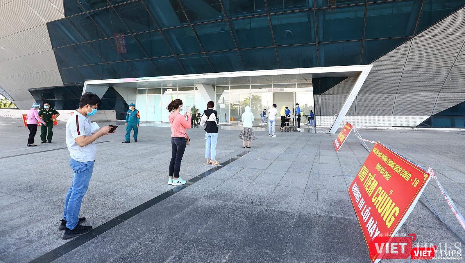 Xếp hàng, giữ cự ly trước khi vào tiêm