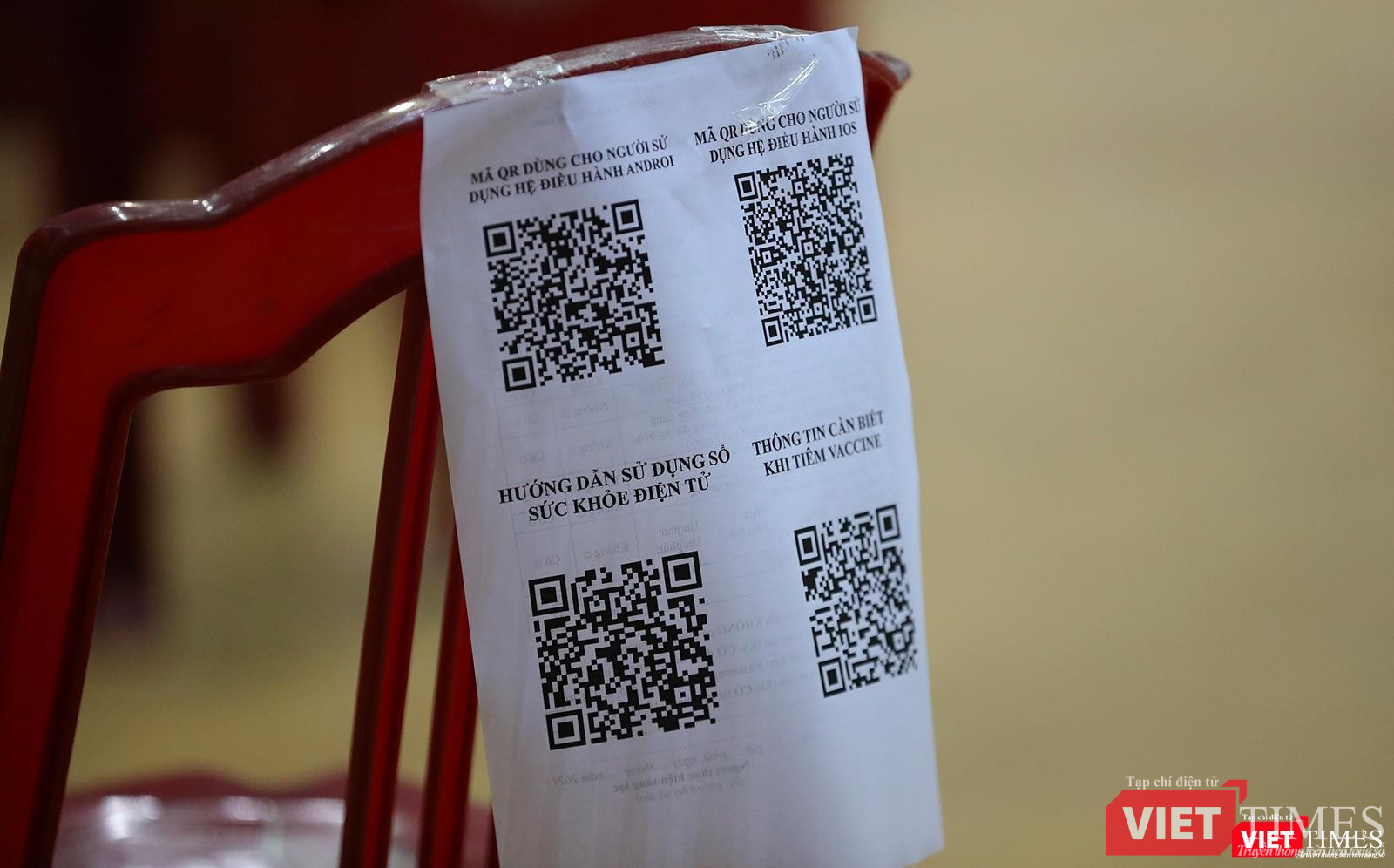 Hướng dẫn đăng nhập khai báo được dán tại các ghế ngồi chờ theo dõi