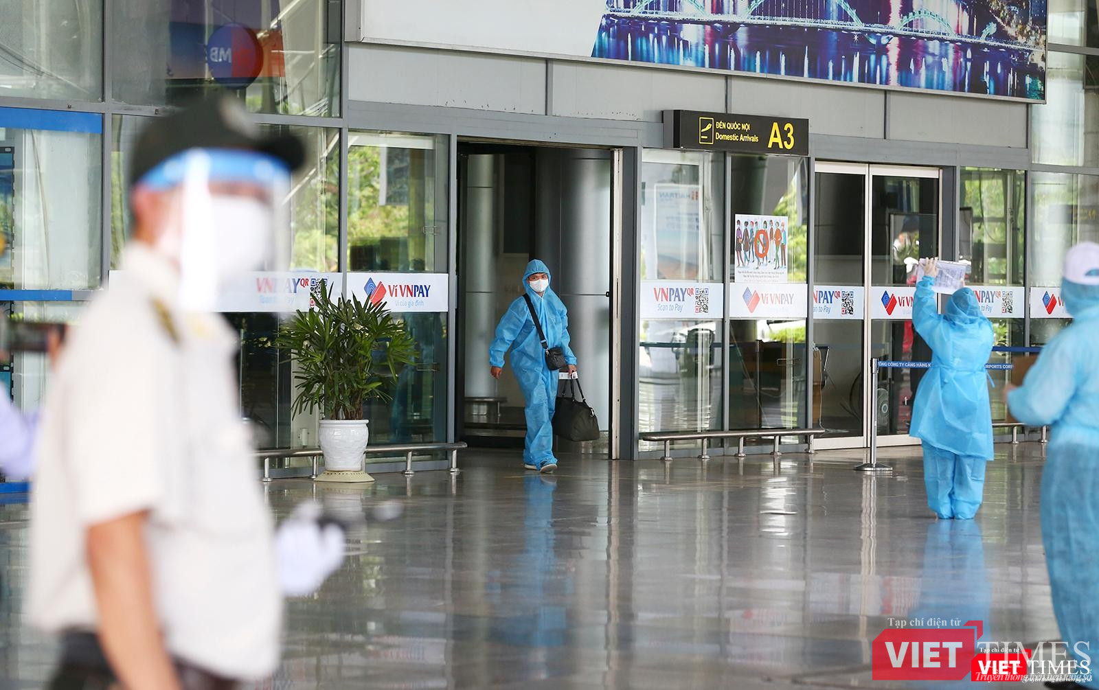 Những công dân đầu tiên bước ra từ ga đến