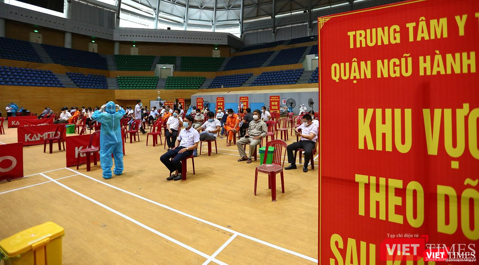 Sau tiêm, người dân được hướng dẫn về khu vực chờ theo dõi