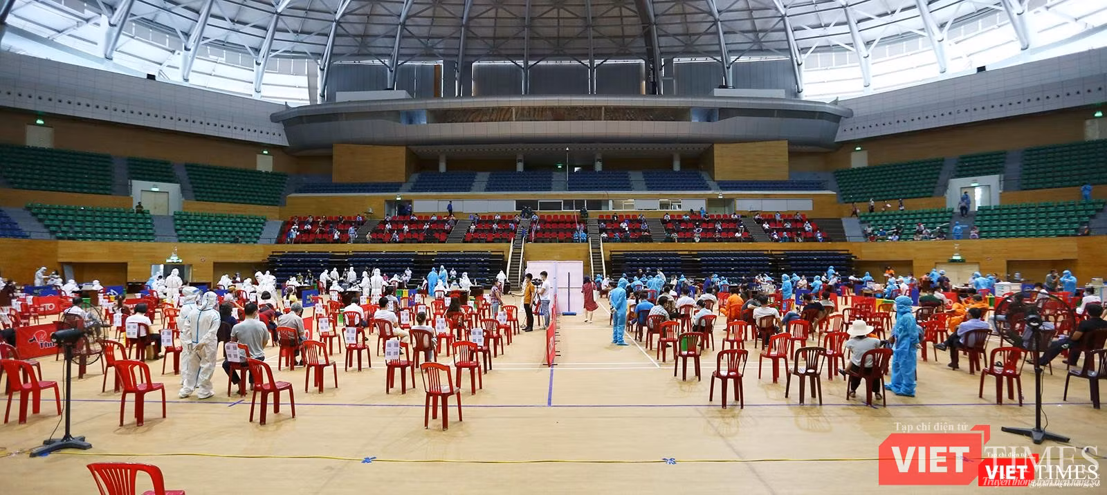 Toàn cảnh cung thể thao Tiên Sơn trong ngày đầu tiêm vaccine COVID-19 cho người dân