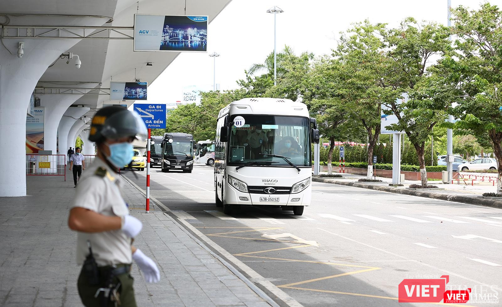 Lúc này, phía ngoài nhà ga, xe chở số công dân về nơi cách ly đã sẵn sàng