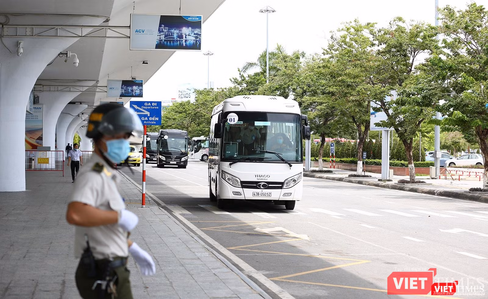 Lúc này, phía ngoài nhà ga, xe chở số công dân về nơi cách ly đã sẵn sàng