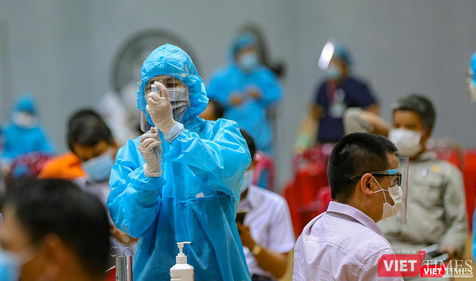 Nhân viên y tế chuẩn bị liều tiêm