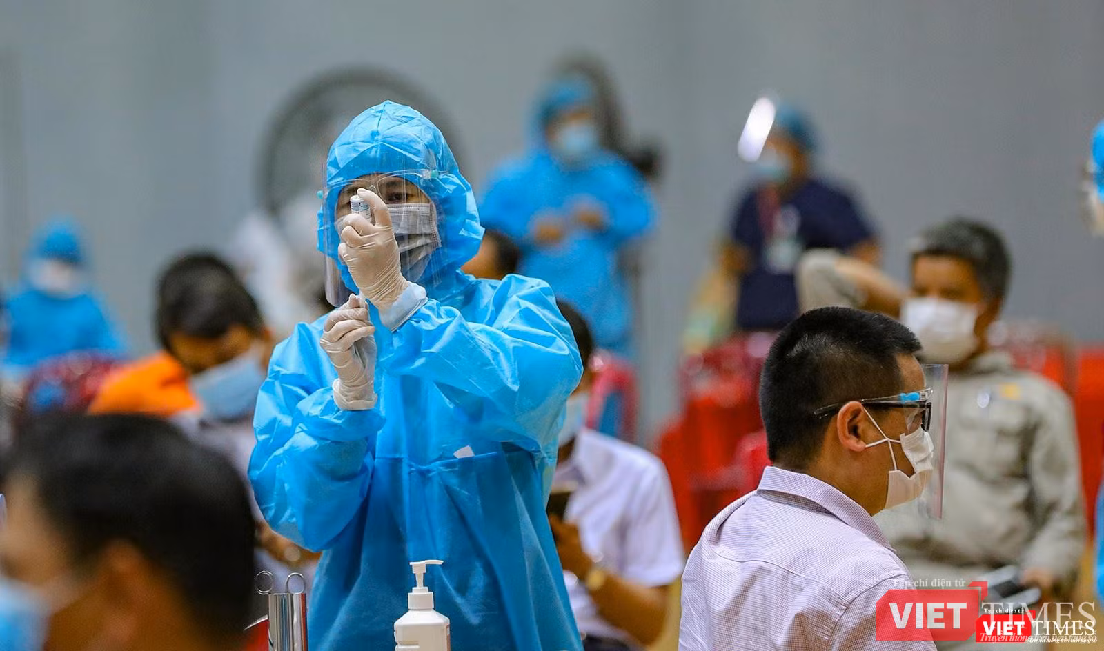 Nhân viên y tế chuẩn bị liều tiêm