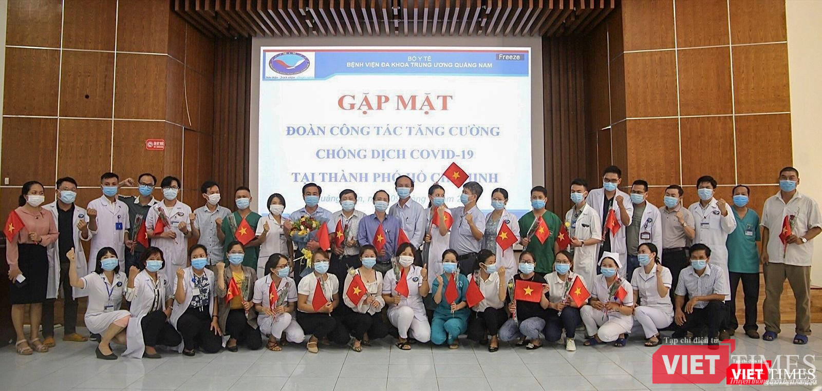Quang cảnh buổi gặp mặt Đoàn y bác sĩ Bệnh viện Đa khoa Trung ương Quảng Nam lên đường hỗ trợ TP HCM chống dịch COVID-19
