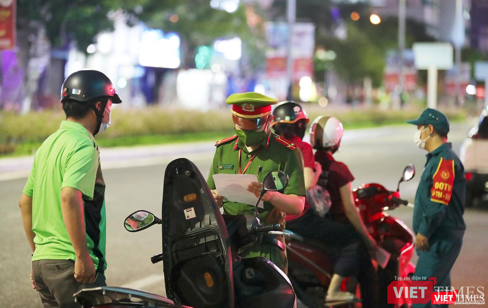 Kiểm tra tất cả người đi qua chốt kiểm soát