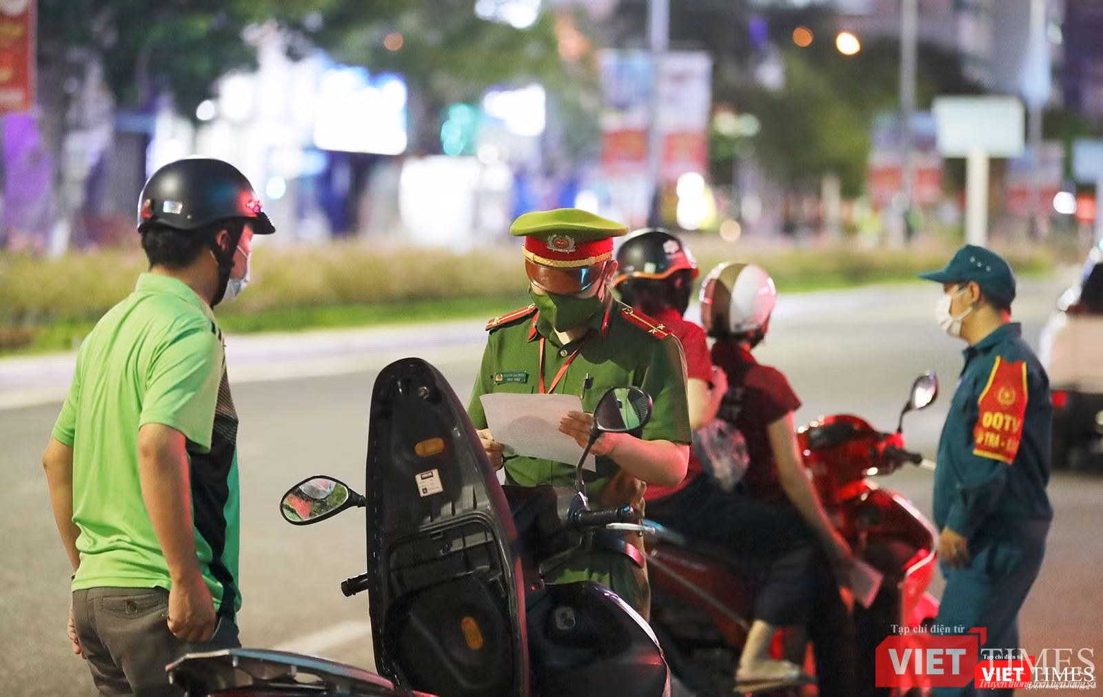 Kiểm tra tất cả người đi qua chốt kiểm soát