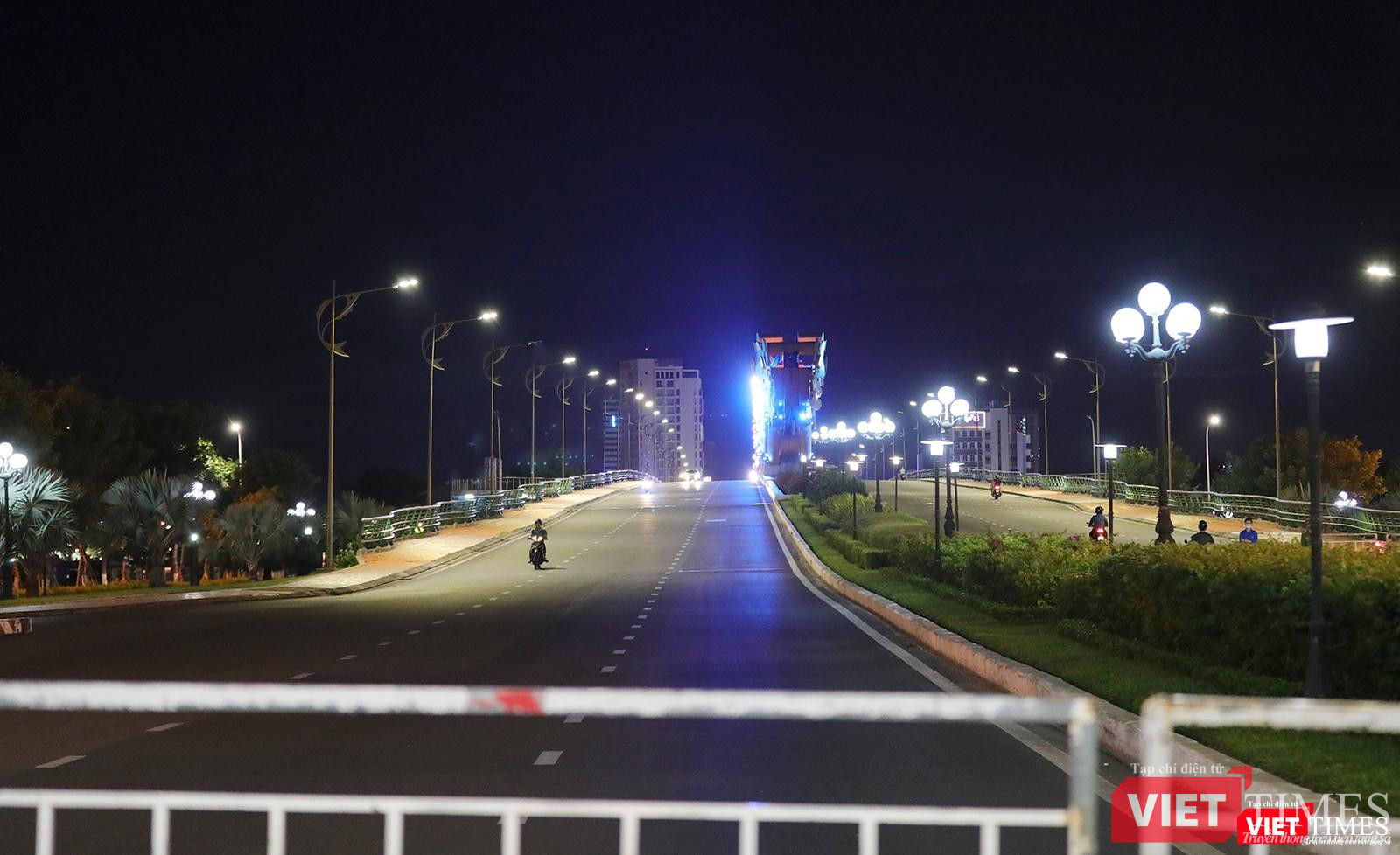 Cầu Rồng lúc 19h30 ngày 31/7