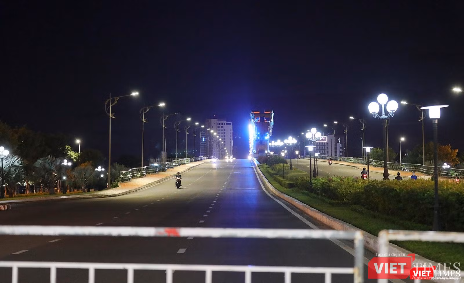 Cầu Rồng lúc 19h30 ngày 31/7