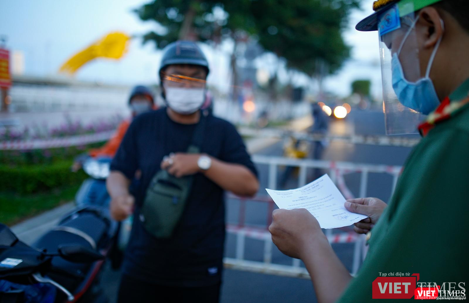 Tất cả phương tiện đều được yêu cầu xuất trình giấy tờ