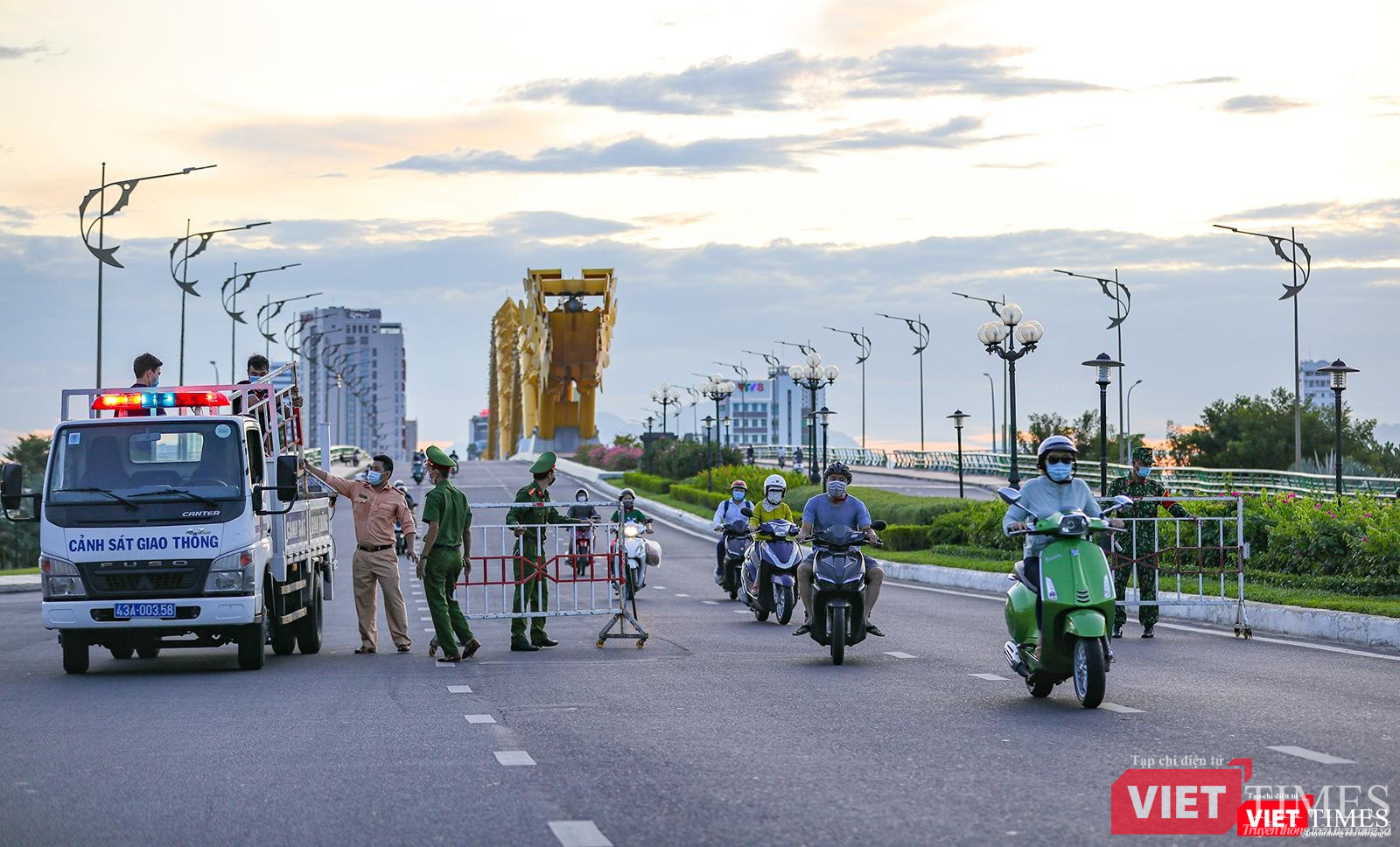 Ở đầu cầu bên kia