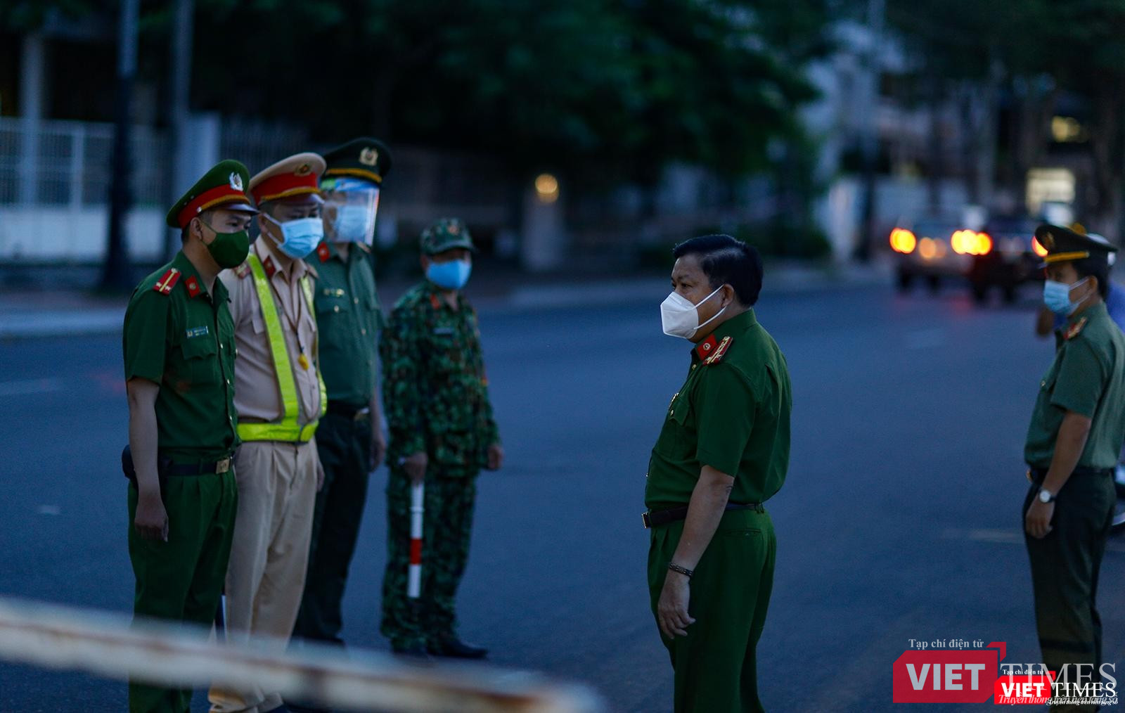 Đại tá Trần Phước Hương,Trưởng Công an quận Hải Châu, đi kiểm tra các chốt kiểm soát làm nhiệm vụ