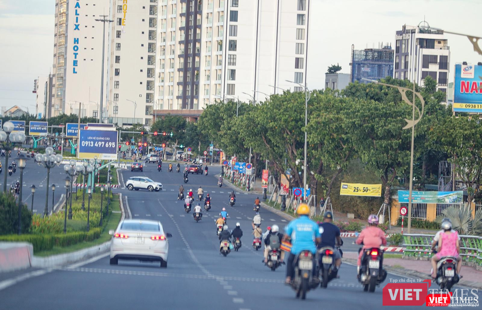 Dòng người vẫn đi lại