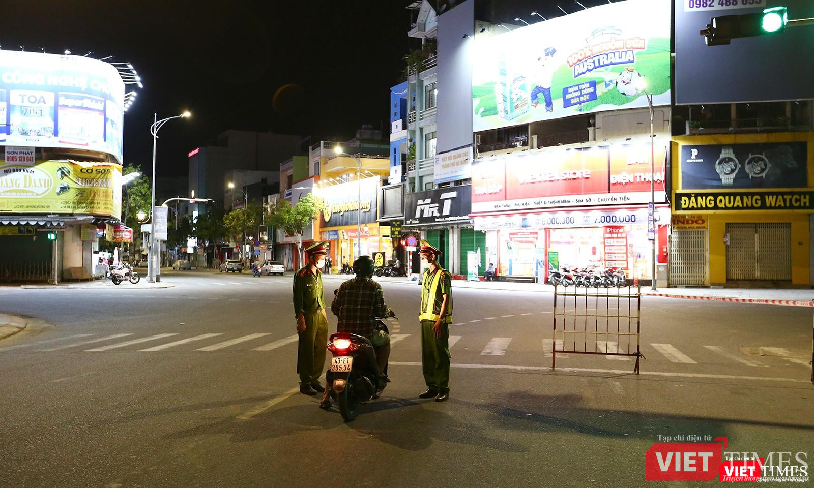 Càng về đêm, lượng người ra đường càng vắng