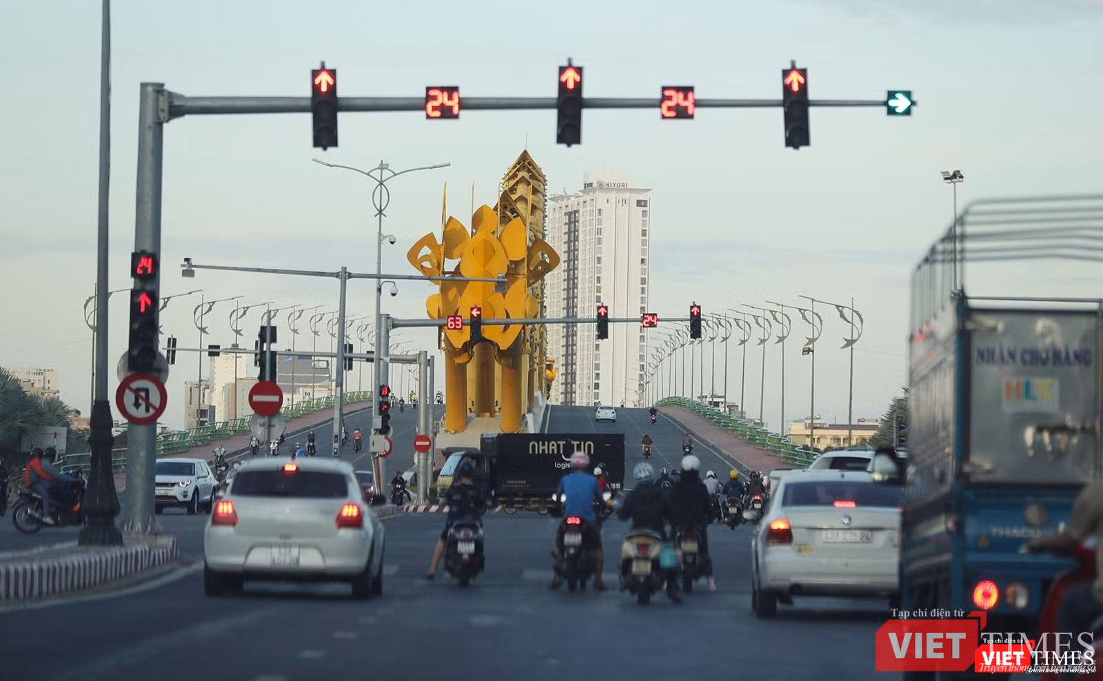 Cầu Rồng vẫn nhộn nhịp trước 18h ngày 31/7