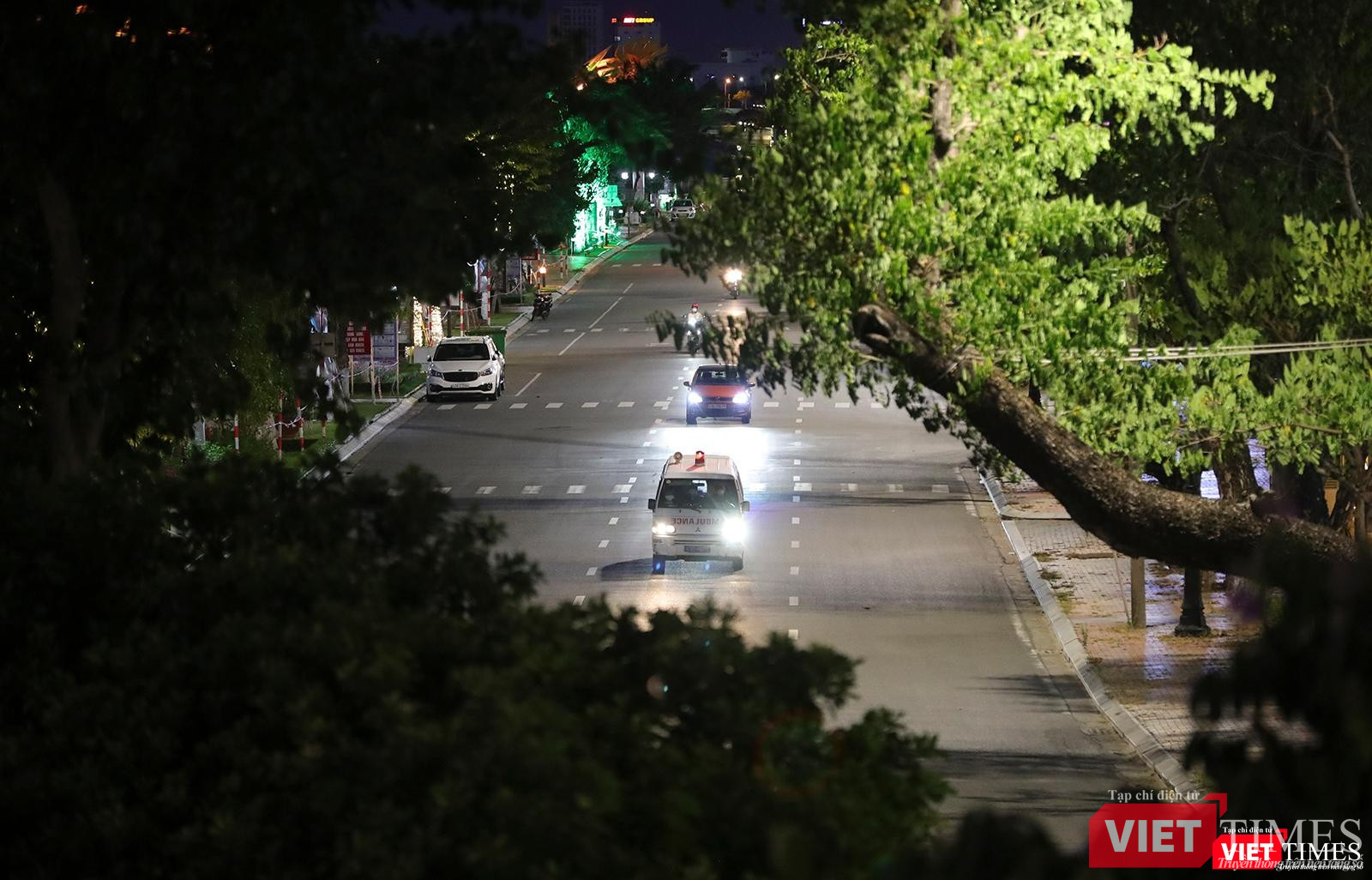 Chỉ xe cứu thương và xe làm nhiệm vụ mới lưu thông ngoài đường