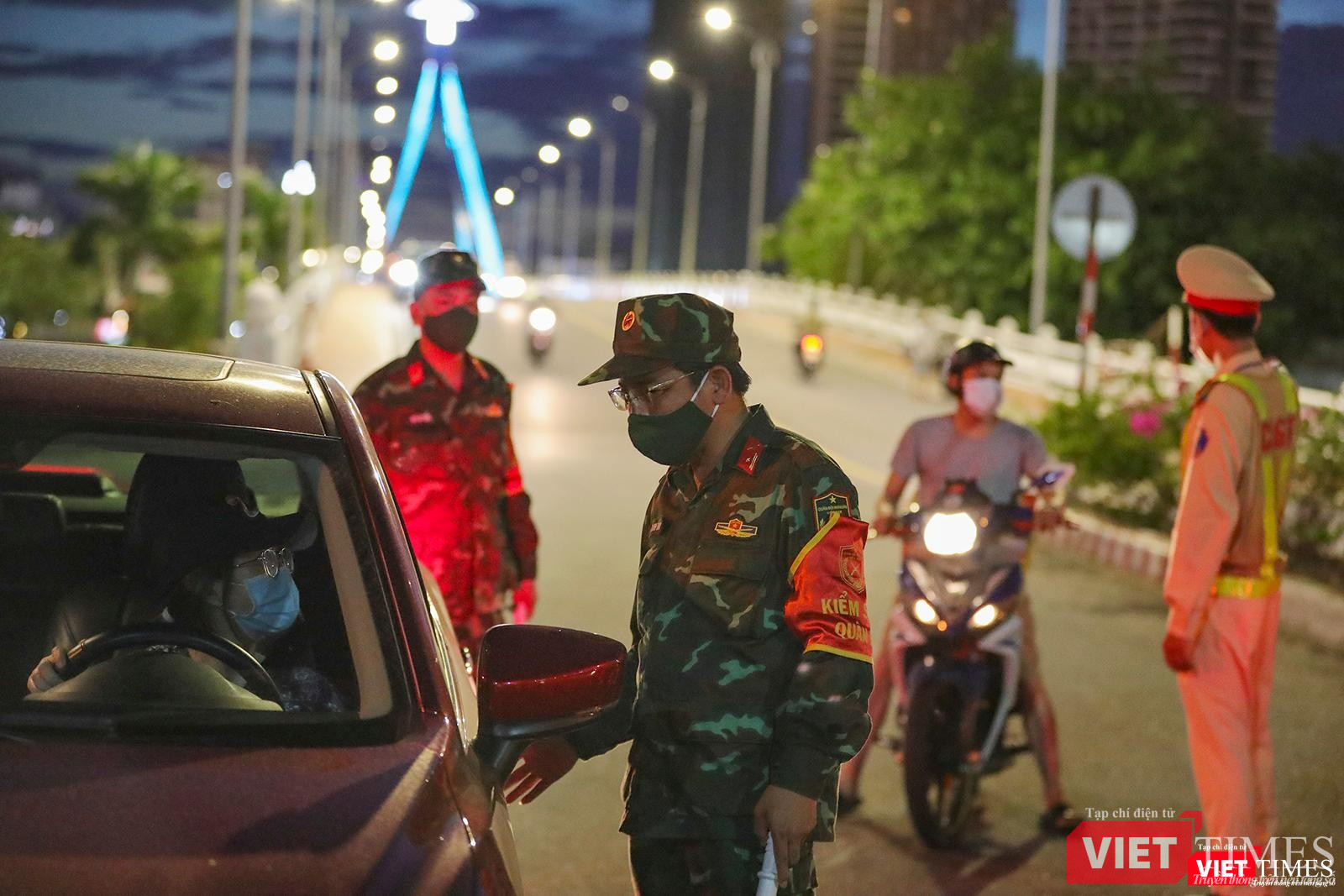 Kiểm tra lý do ra đường đối với chủ phương tiện tại chốt kiểm soát phía Đông cầu Sông Hàn