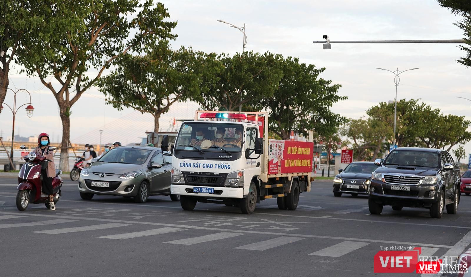 Gần đến giờ thực hiện giãn cách, xe chuyên dụng của lực lượng công an đi tuần tra