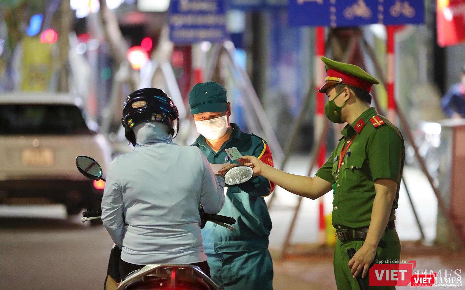 Trong ngày đầu, người dân được hướng dẫn và nhắc nhở, chưa xử phạt