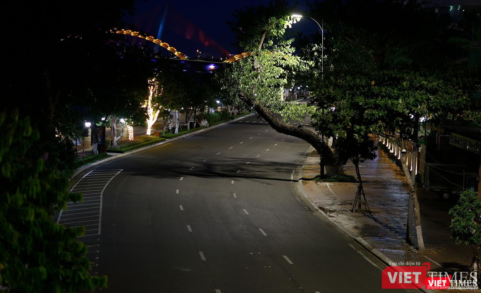 Một góc đường Bạch Đằng vắng bóng người