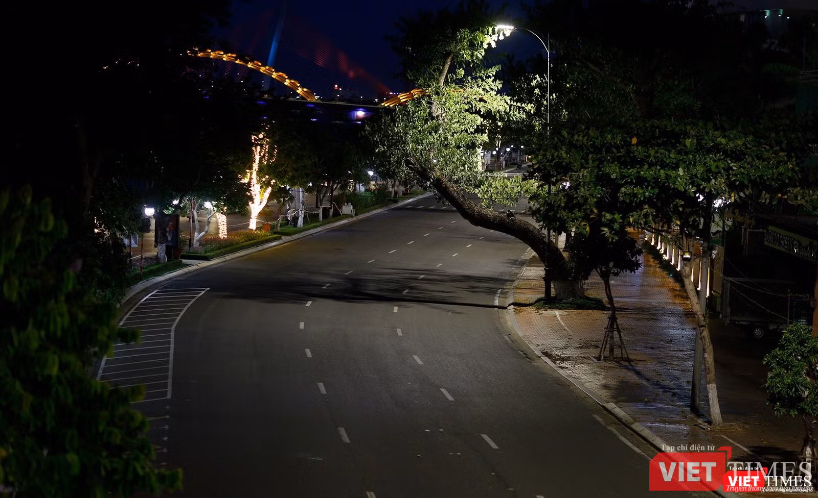 Một góc đường Bạch Đằng vắng bóng người