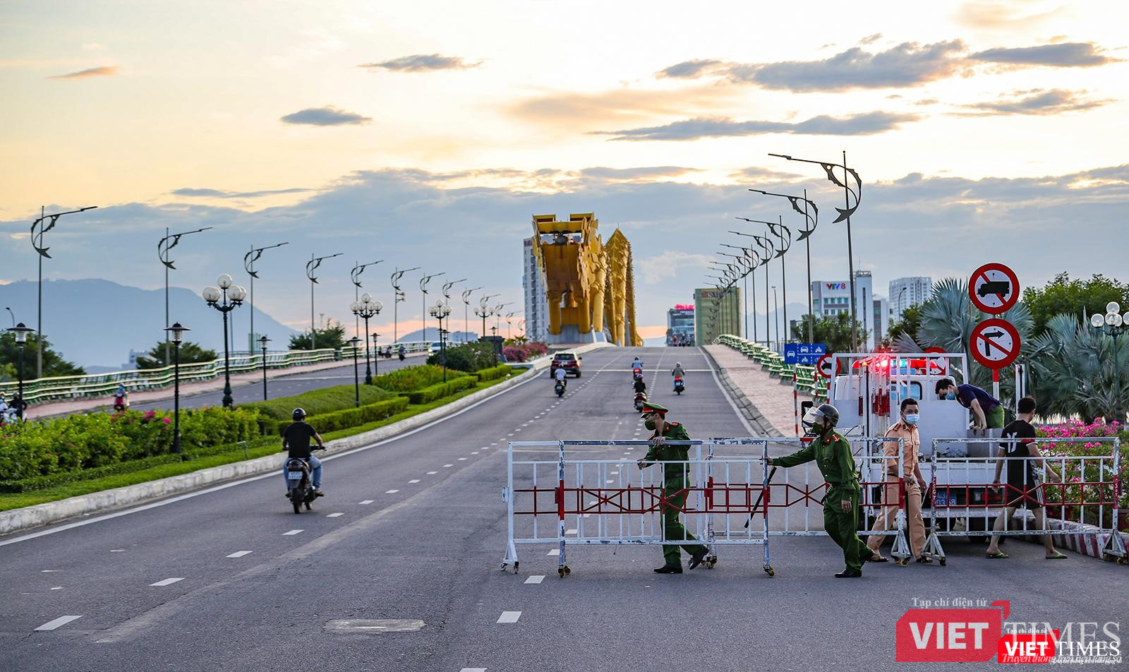 Đúng 18h00, chốt chặn tại cầu Rồng được dựng lên