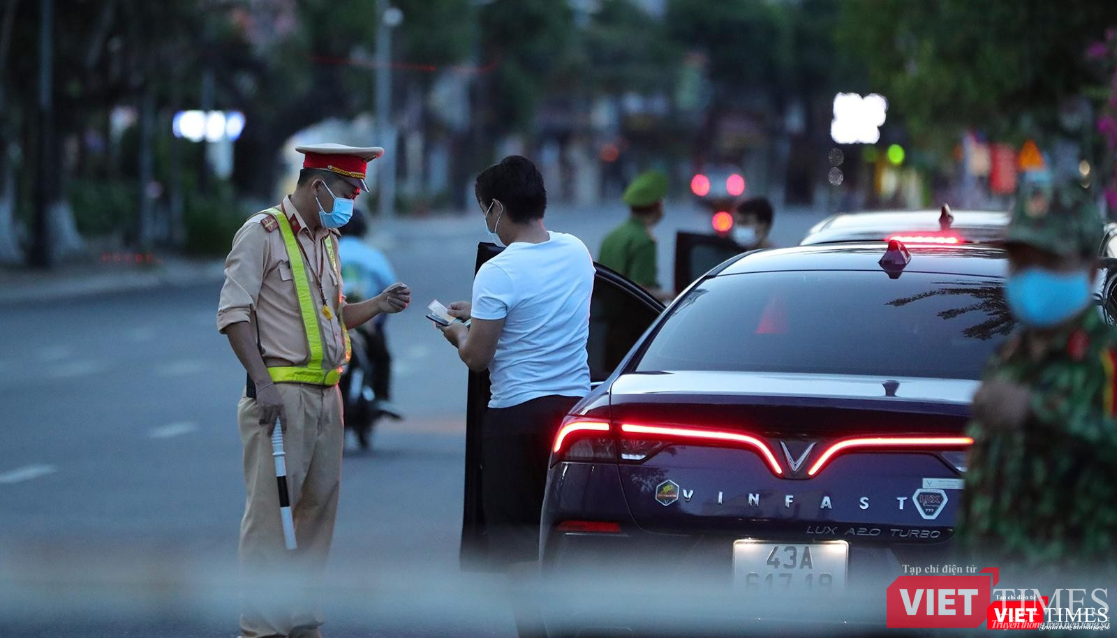 Tất cả đều phải trình giấy và được nhắc nhở