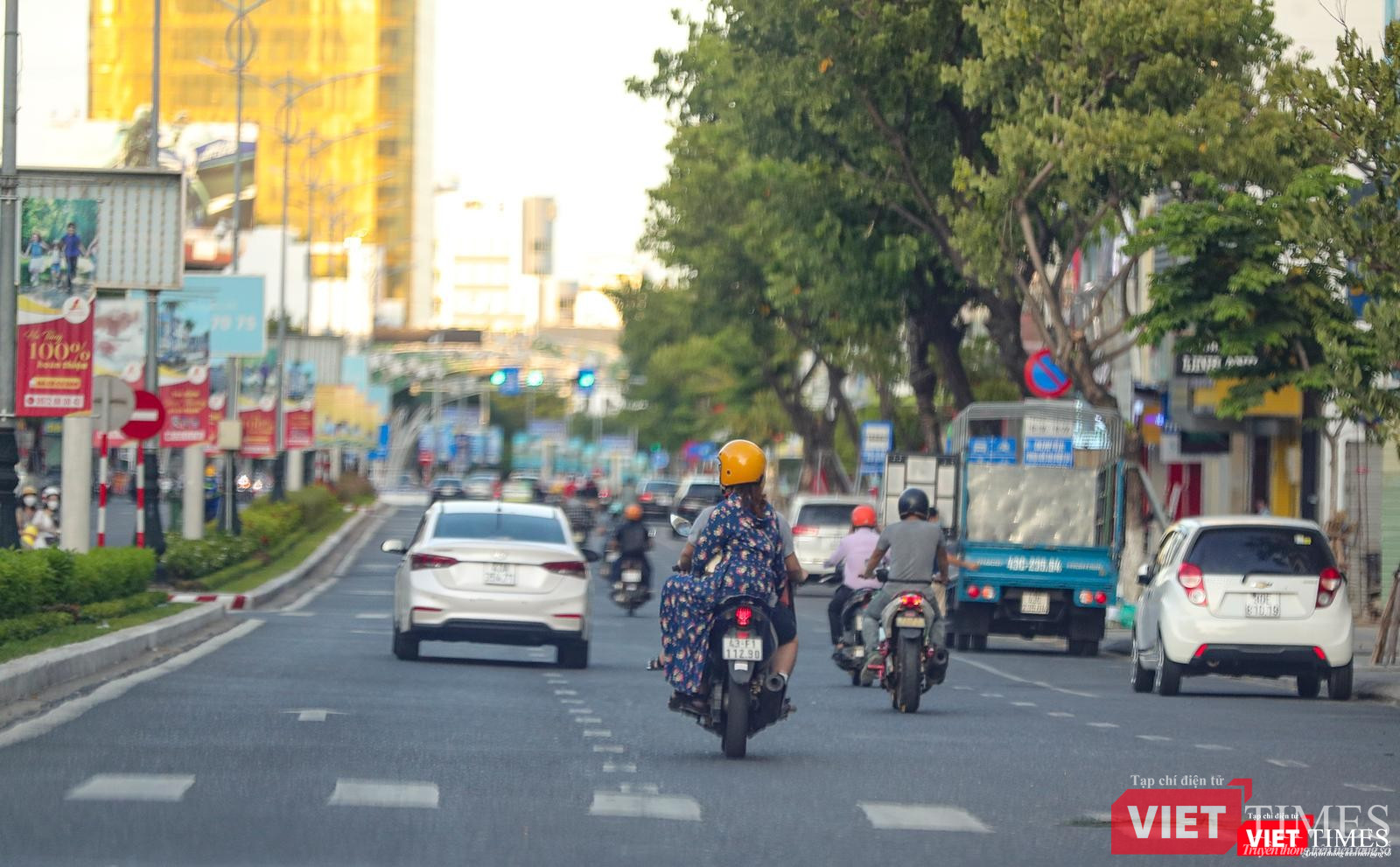 Dòng người vẫn tấp nập trên đường Nguyễn Văn Linh