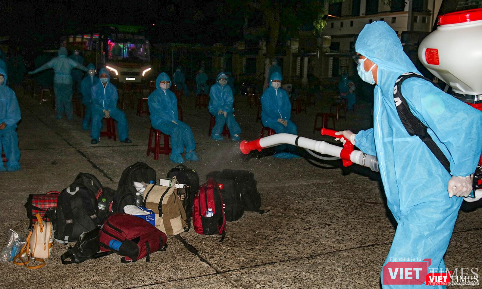 Tất cả hành lý, phương tiện được phun thuốc khử trùng Tất cả hành lý, phương tiện được phun thuốc khử trùng