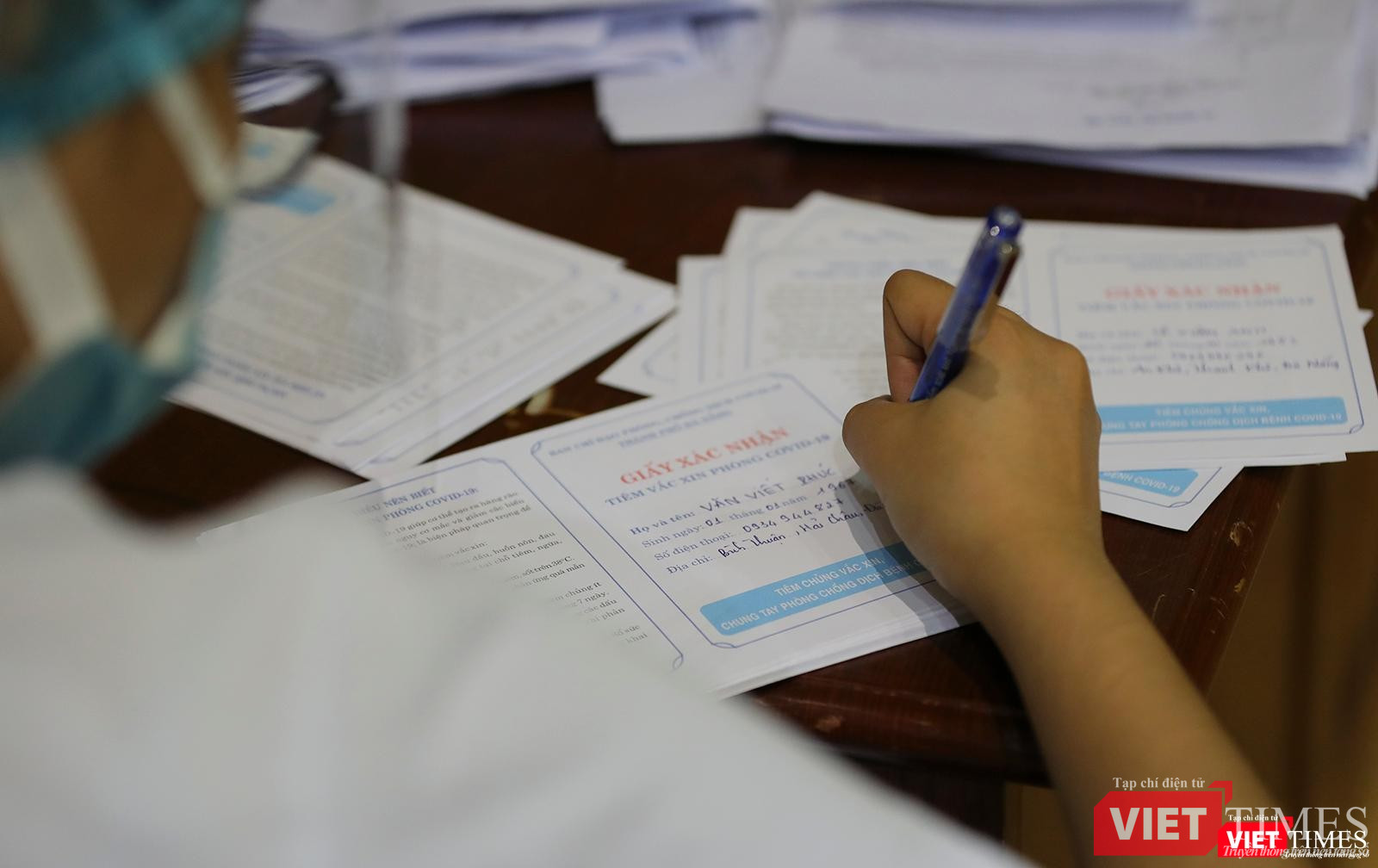 Phía bên cạnh, bộ phận ghi giấy xác nhận đã sẵn sàng phát cho người dân