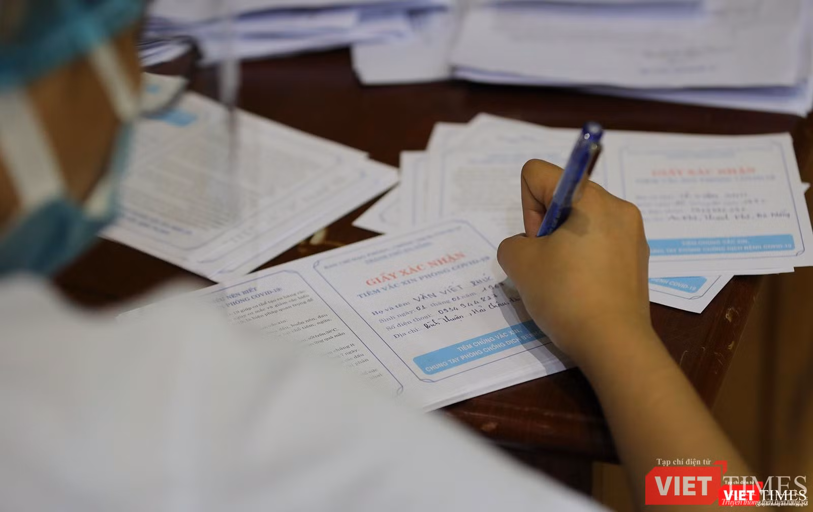 Phía bên cạnh, bộ phận ghi giấy xác nhận đã sẵn sàng phát cho người dân