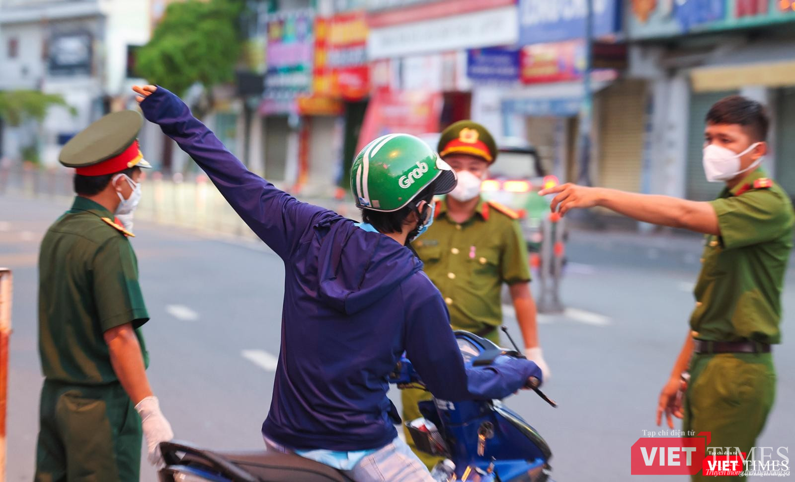 Một graber được yêu cầu giải thích lý do đi lại