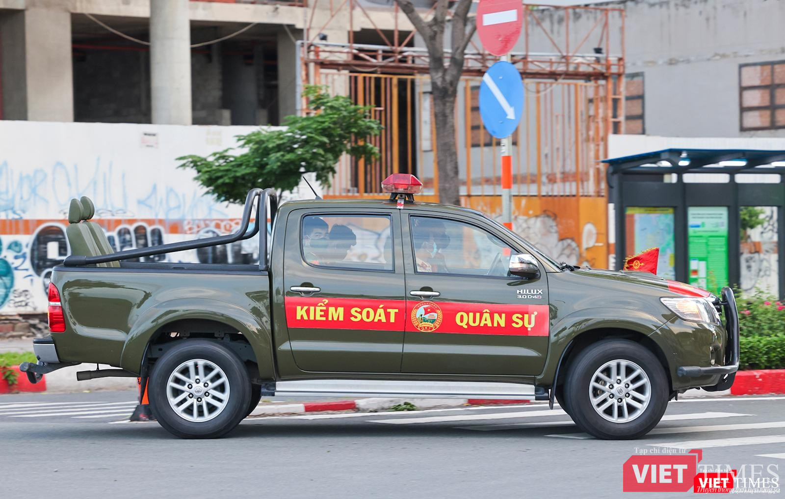 Xe kiểm soát quân sự hụ còi báo hiệu giờ giới nghiêm đã điểm