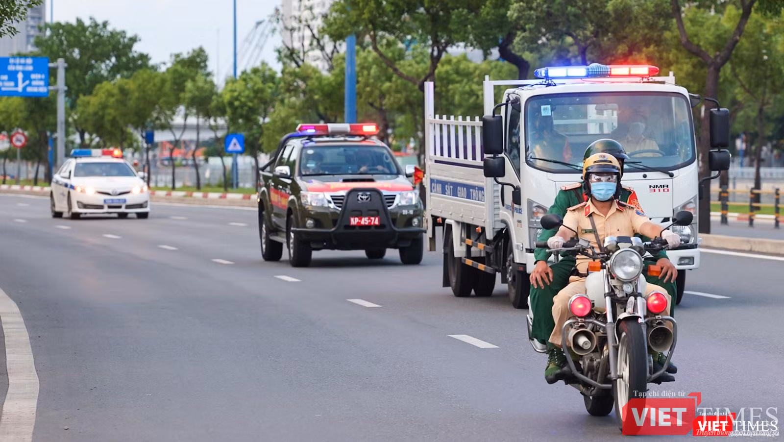 Lực lượng liên ngành TP HCM tuần tra trên các tuyến đường trước giờ giới nghiêm