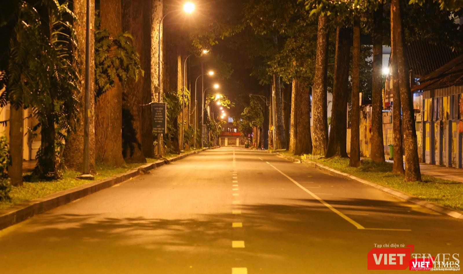 Đường phố vắng lặng không bóng người