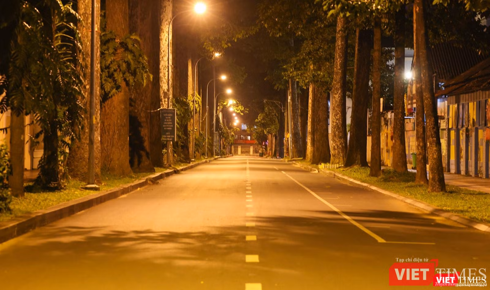 Đường phố vắng lặng không bóng người
