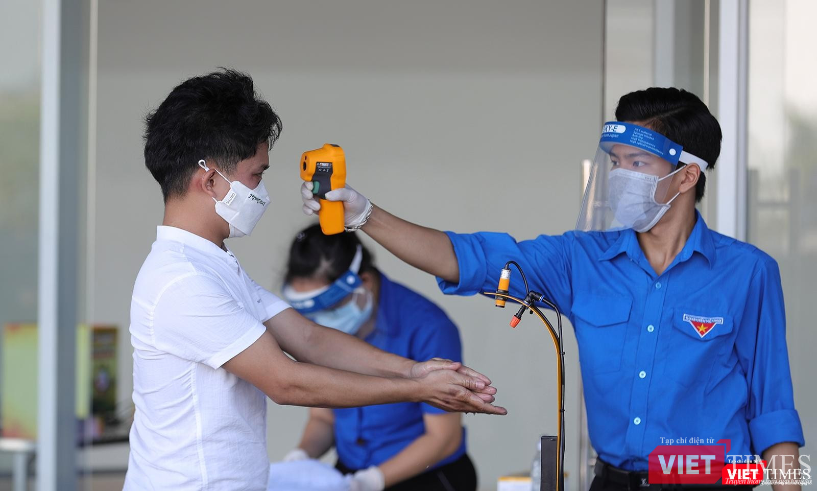 Người dân được đo thân nhiệt, sát khuẩn tay, khai báo y tế...