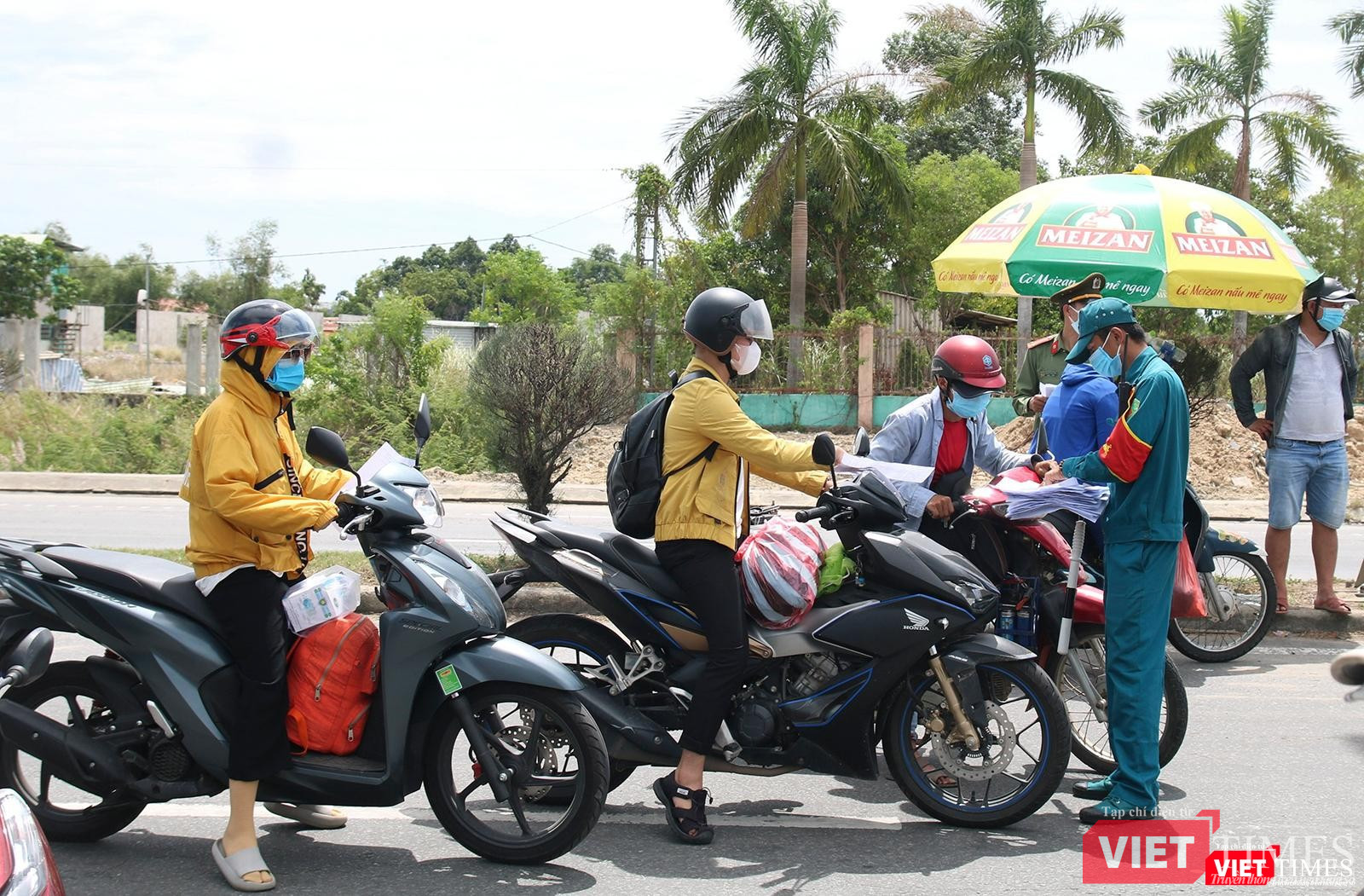 Người dân thực hiện khai báo trước khi qua chốt kiểm soát