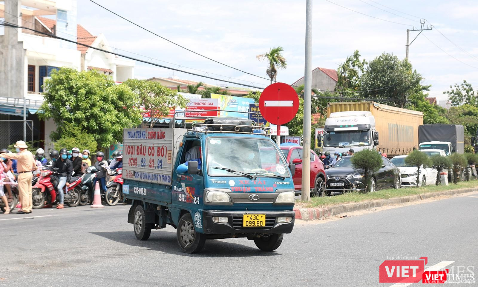 Một chiếc xe quay đầu trở về Đà Nẵng