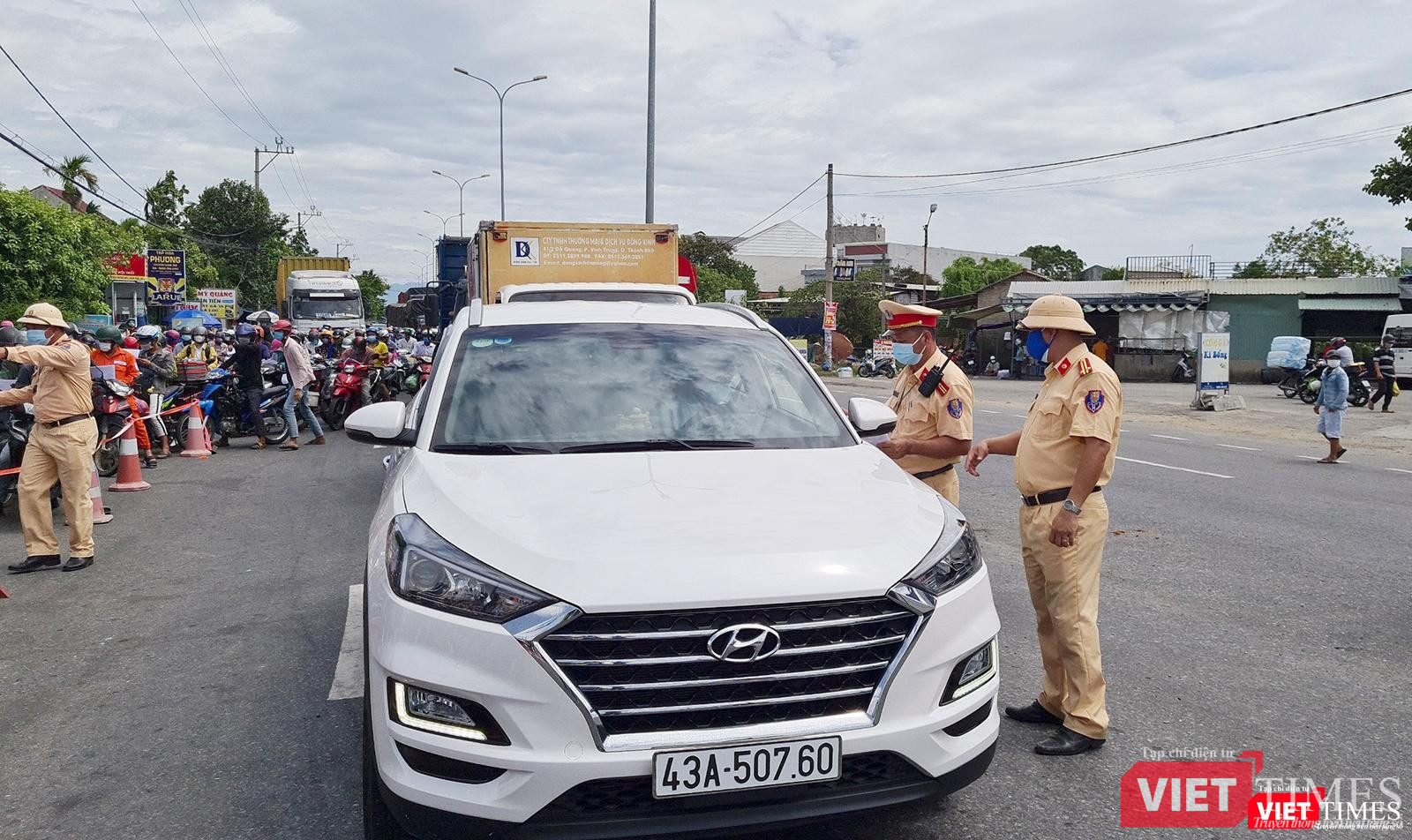 Lực lượng CSGT hướng dẫn các lái xe