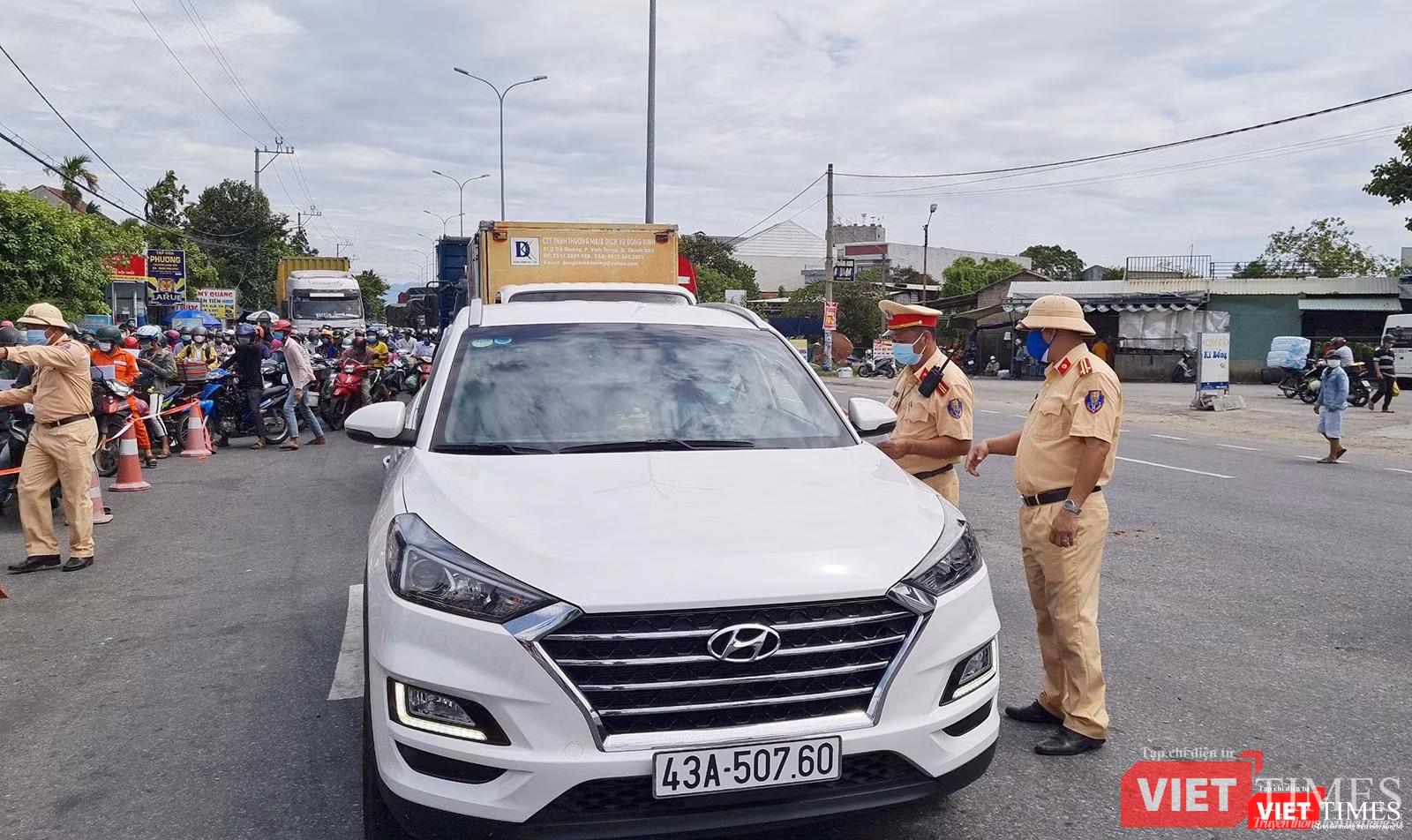 Lực lượng CSGT hướng dẫn các lái xe