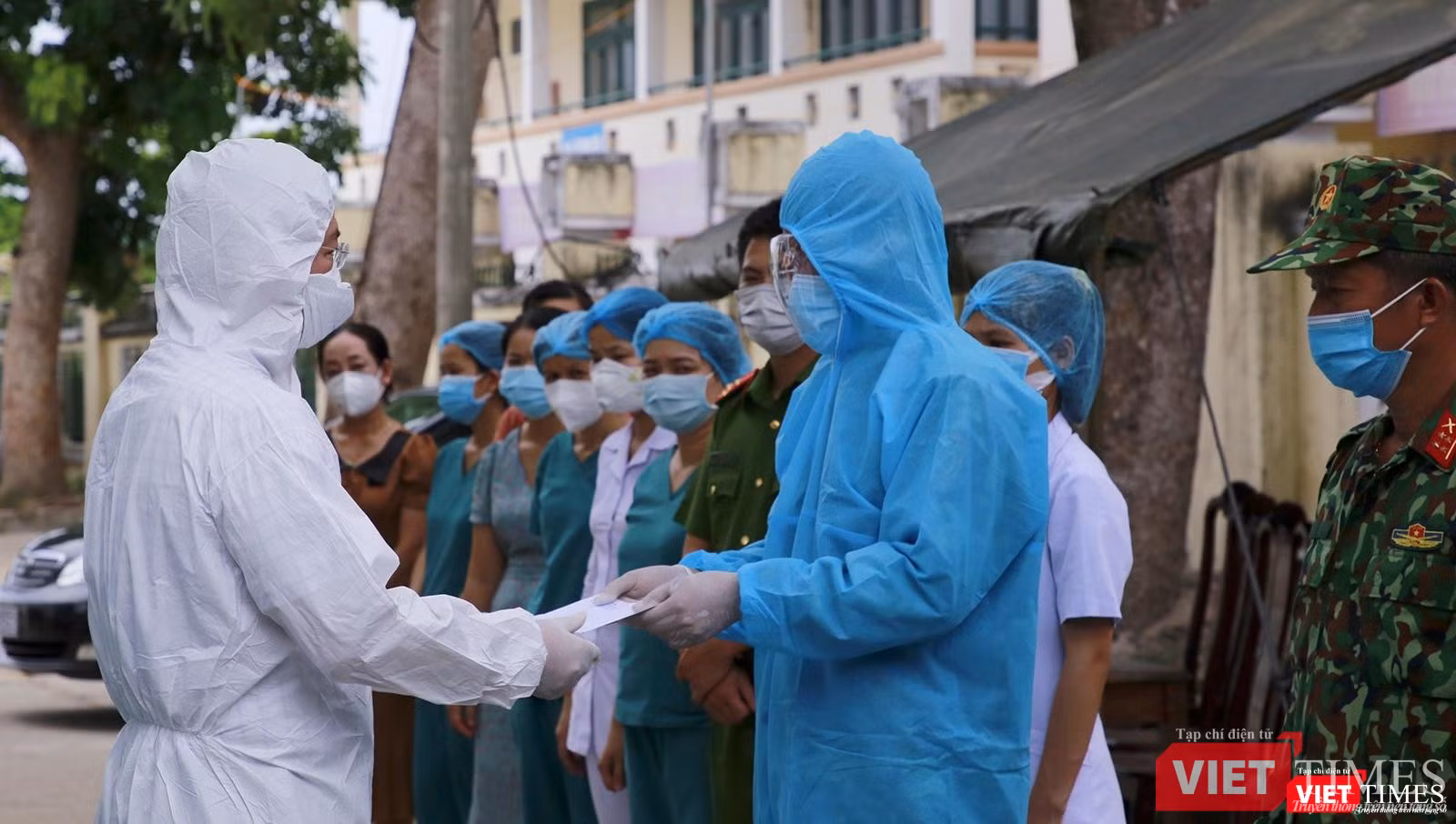 Tặng quà cho các lực lượng