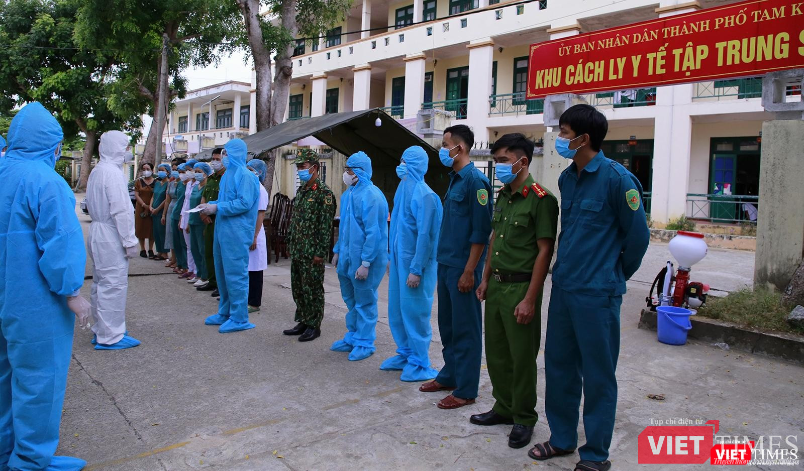 Ông Lê Trí Thanh - Chủ tịch UBND tỉnh Quảng Nam hỏi thăm, động viên các lực lượng làm nhiệm vụ tại trung tâm cách ly Ông Lê Trí Thanh - Chủ tịch UBND tỉnh Quảng Nam hỏi thăm, động viên các lực lượng làm nhiệm vụ tại trung tâm cách ly